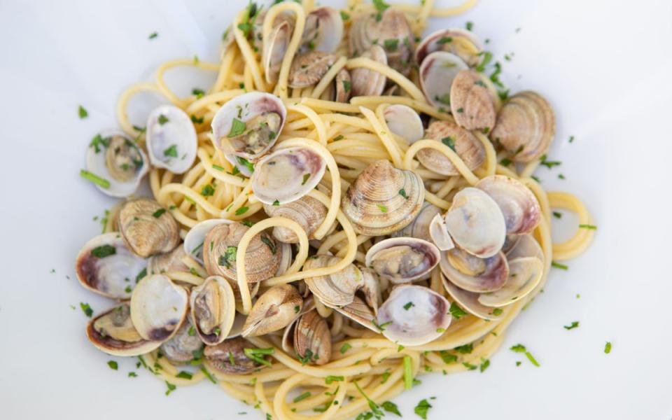 Spaghetti alle vongole con prezzemolo, piatto di mare classico e delizioso.